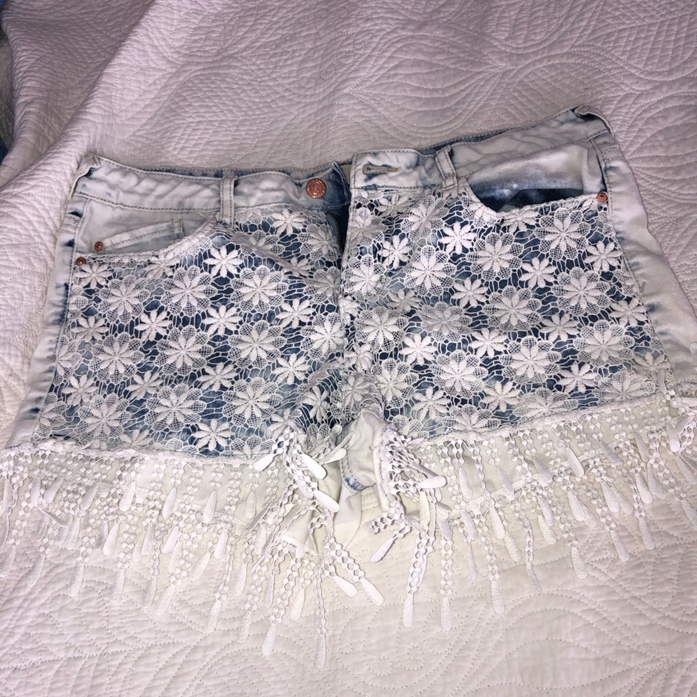 LEI LACY JUNIOR JEAN SHORTS